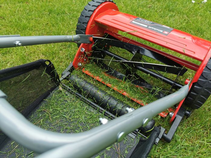 Einhell Handrasenmäher bei der Arbeit