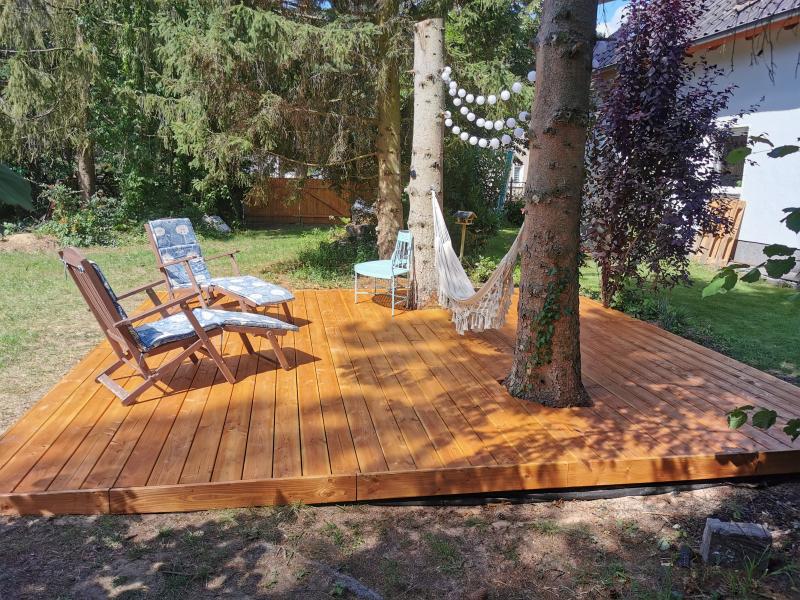 meine fertige Holzterrase mit Baumstämmen