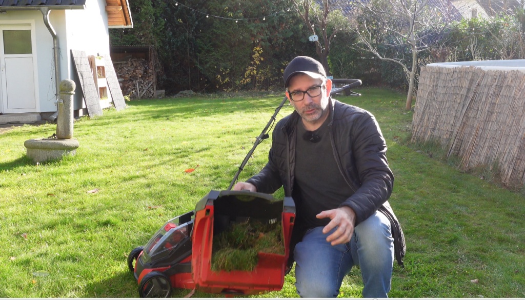 Gartenbuddy mit feuchtem Rasen