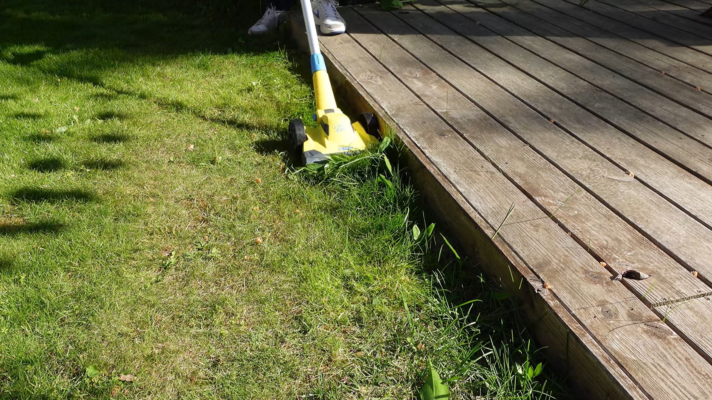 Gloria Finecut 18V an der Terrassenkante