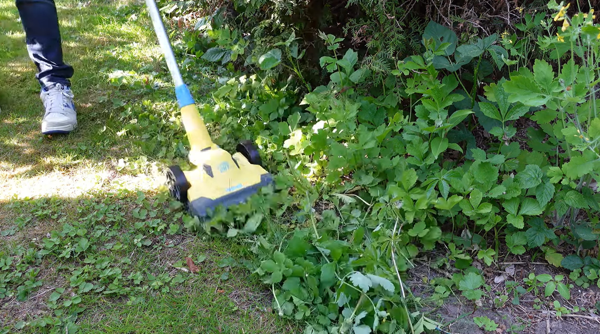 Gloria Finecut Rasenkantenschneider bei Unkraut